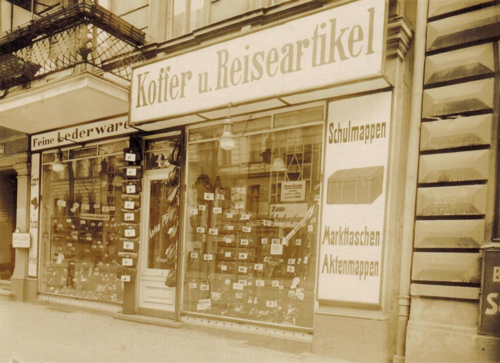 Das Geschäft um 1935: Lederwarenhandlung von Anton Plitzko – aus der „Sammlung Ralf Schmiedecke Berlin“